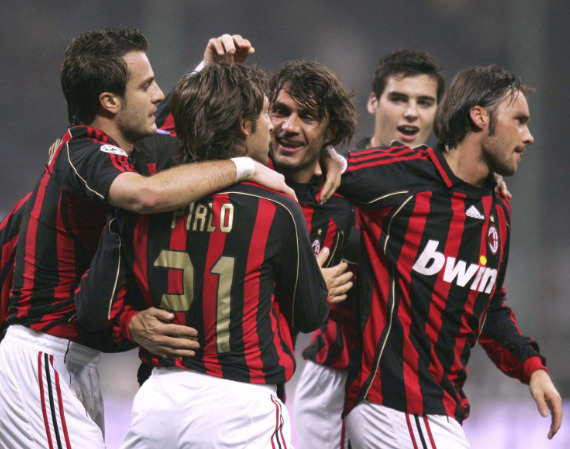 AC Milan spelers vieren een doelpunt in het rood-zwarte AC Milan shirt uit 2006 met Bwin sponsor in San Siro.