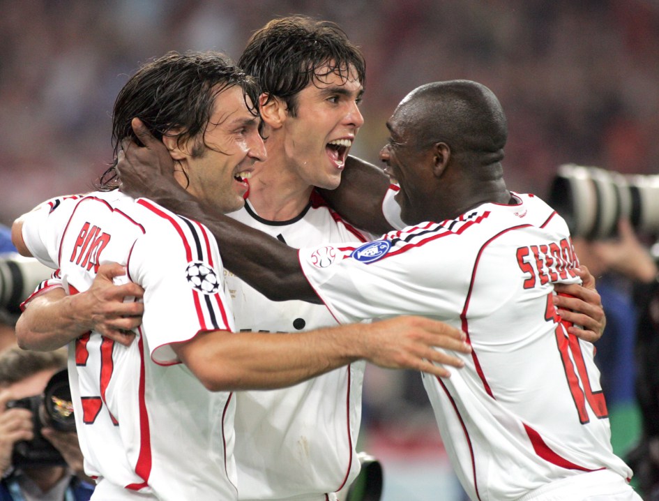 AC Milan spelers vieren doelpunt in het witte Champions League-finale shirt van 2007 in Athene