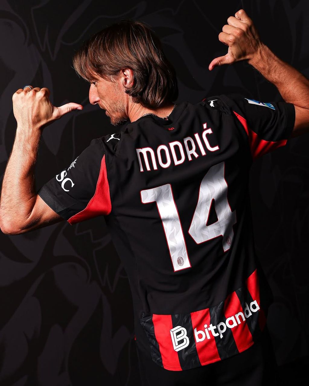 Luka Modric AC Milan shirt met bedrukking en rugnummer tijdens presentatie van zwart-rood tenue