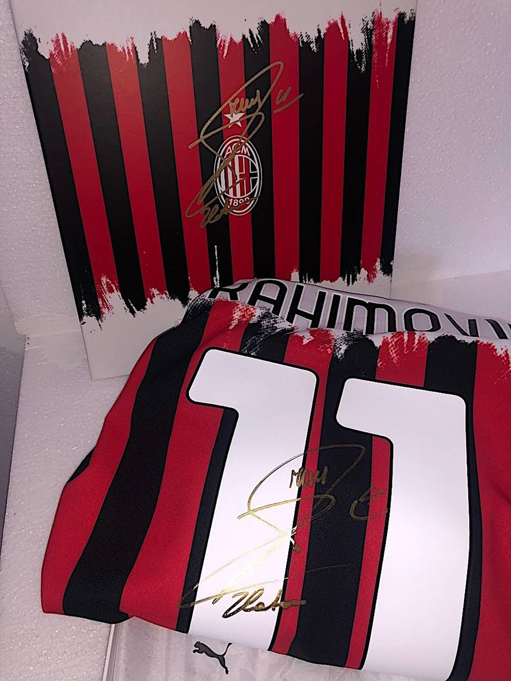 Gesigneerd AC Milan thuisshirt van Ibrahimovic (11) als cadeau in een luxe rood-zwarte geschenkdoos